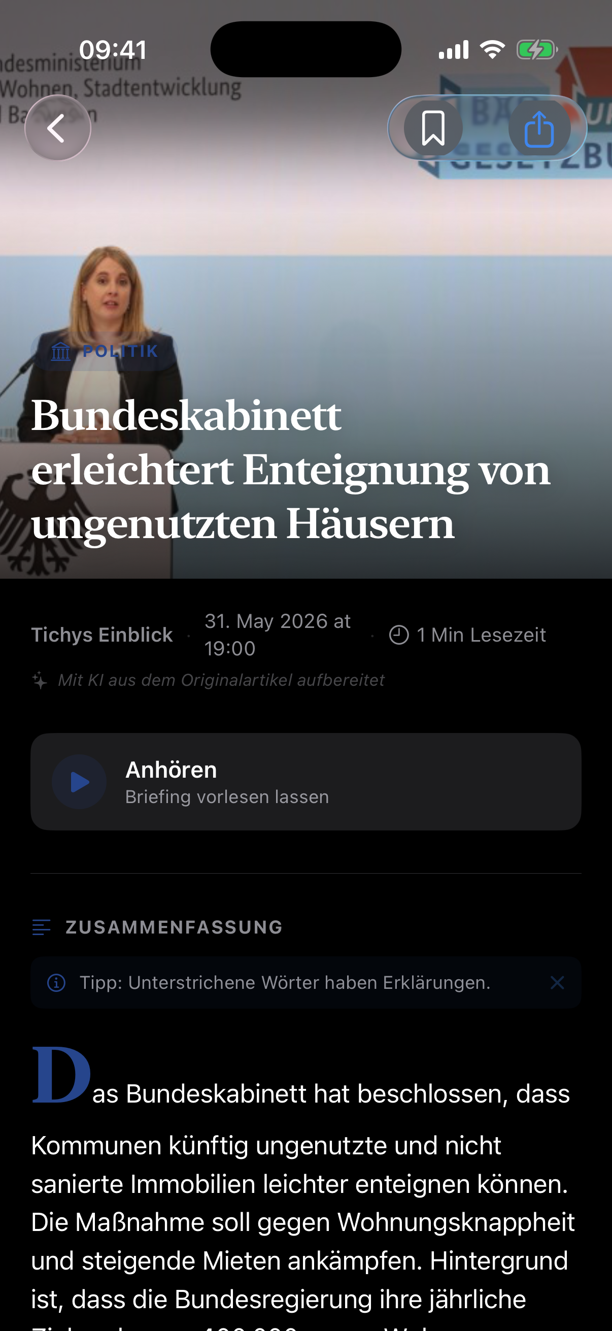 Detailansicht eines Briefings mit Anhören-Funktion, Zusammenfassung und verlinkten Quellen.